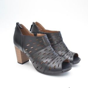 Black clarks artisan zippered bootie heel
